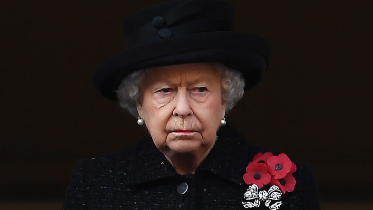 Mustiin pukeutunut vakavailmeinen kuningatar Elisabet.