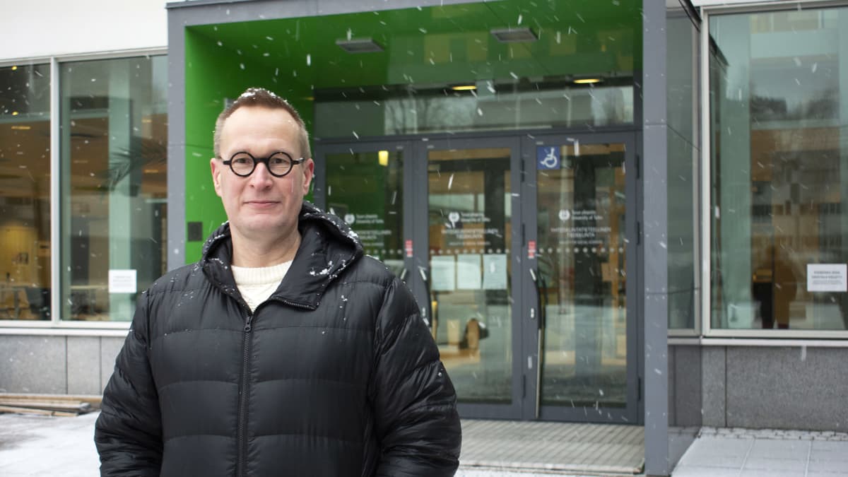 Markku Jokisipilä seisoo yliopiston pihalla.