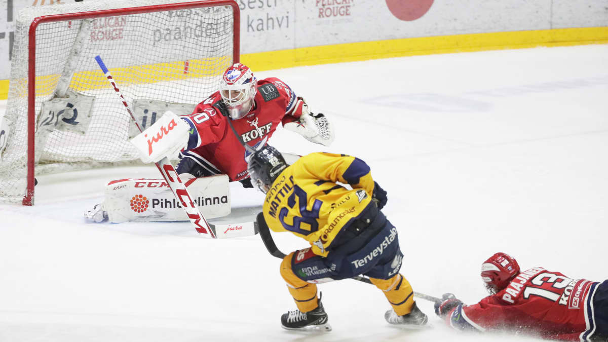 Julius Mattila viimeistelee Lukon 2-1-voittomaalin jatkoerässä, Otto Paajanen on tilanteessa myöhässä.
