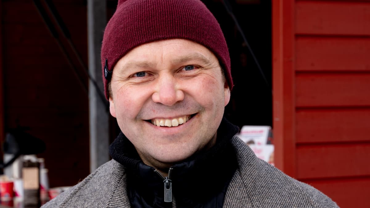 Vasemmistoliiton vapaaehtoinen vaalityöntekijä Harri Tuominen.
