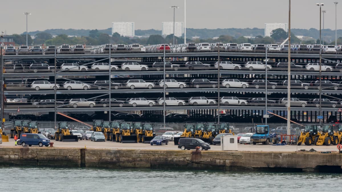 Autot odottavat laivaanlastaamista viidessä kerroksessa satamassa.