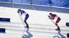 Iivo Niskanen ja Aleksandr Bolshunov miesten 30 kilometrin yhdistelmäkilpailussa Pekingin olympialaisissa.