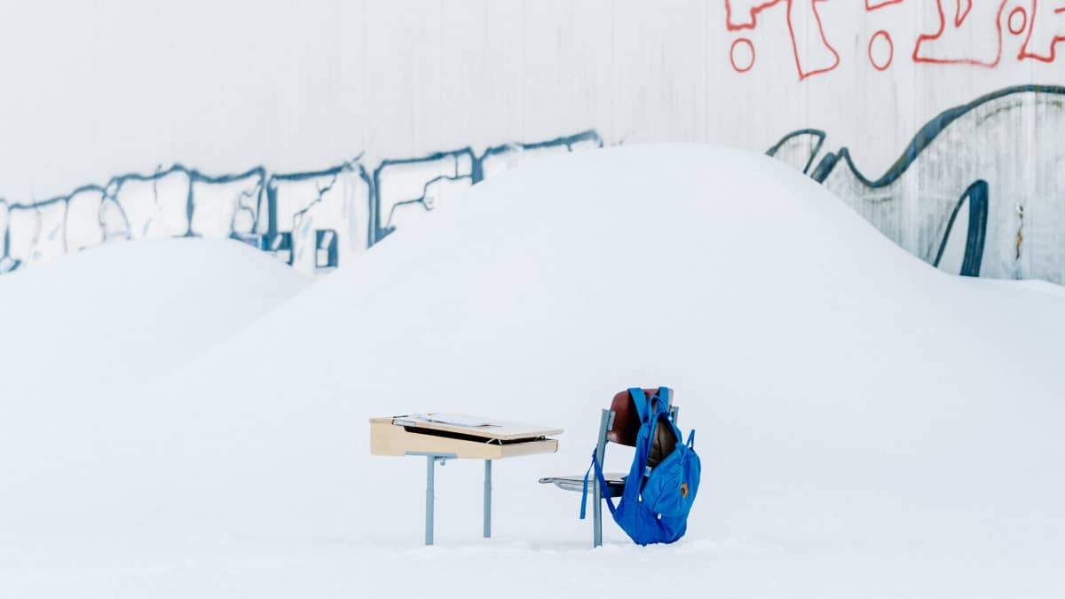 kuvituskuva pulpetti ja tuoli lumihangessa