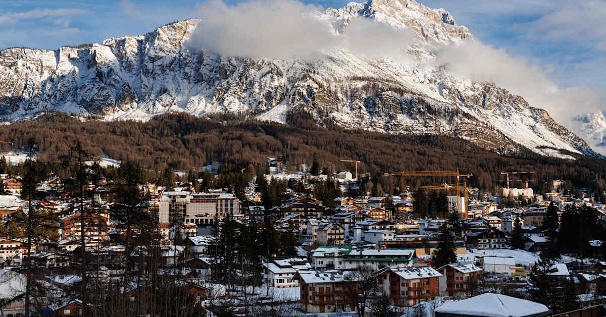 Hinnat pilvissä – selvitimme, kuka Cortinan eliittikylässä hyötyy olympialaisista