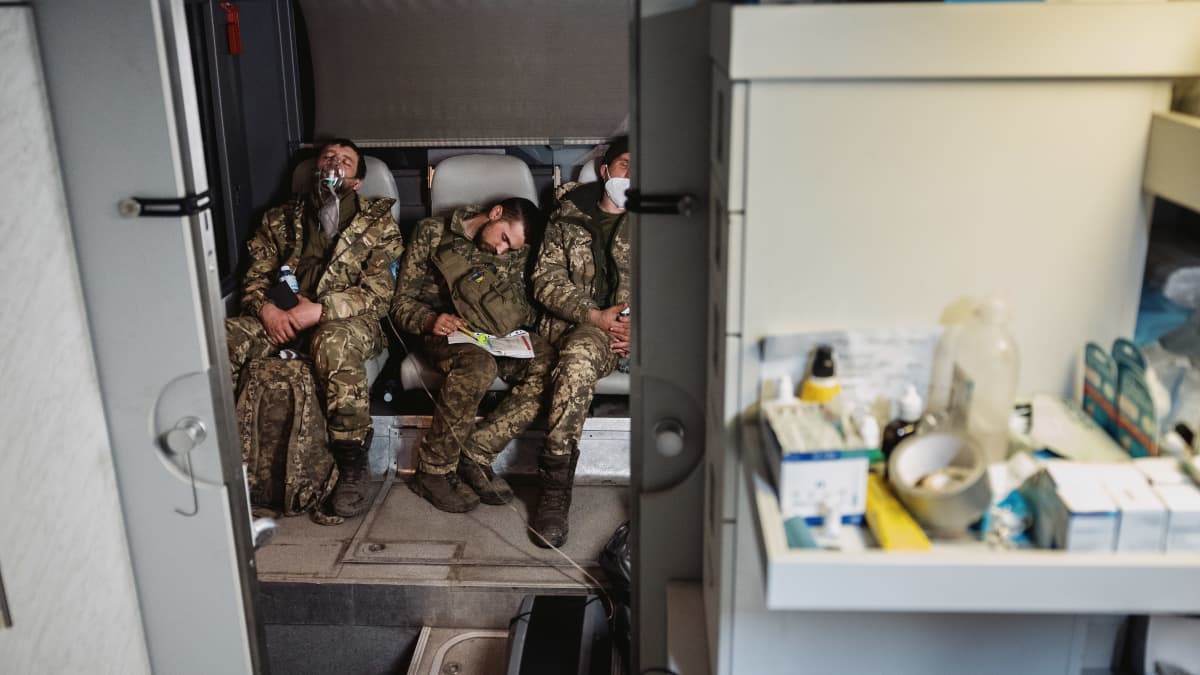 Sotilaita nukkuu ambulanssibussissa