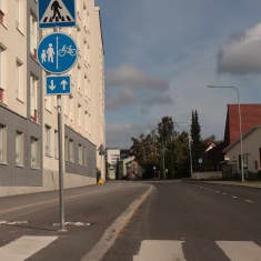 Ajoväylä ja jalkakäytävä, jossa kevyen liikenteen väylällä suojatien merkki keskellä pyörätietä.