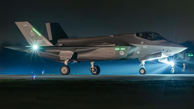 Lockheed Martin F-35 hävittäjä kentällä Leeuwarden lentotukikohdassa Hollannissa.