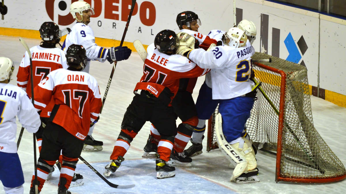 Bosnian ja Singaporen jääkiekkomaajoukkueet taistelevat MM-kisojen ottelussa.