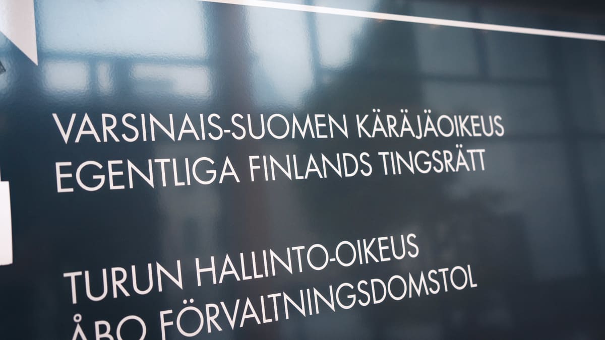 Kyltti, jossa lukee Varsinais-Suomen käräjäoikeus ja Turun hallinto-oikeus. 