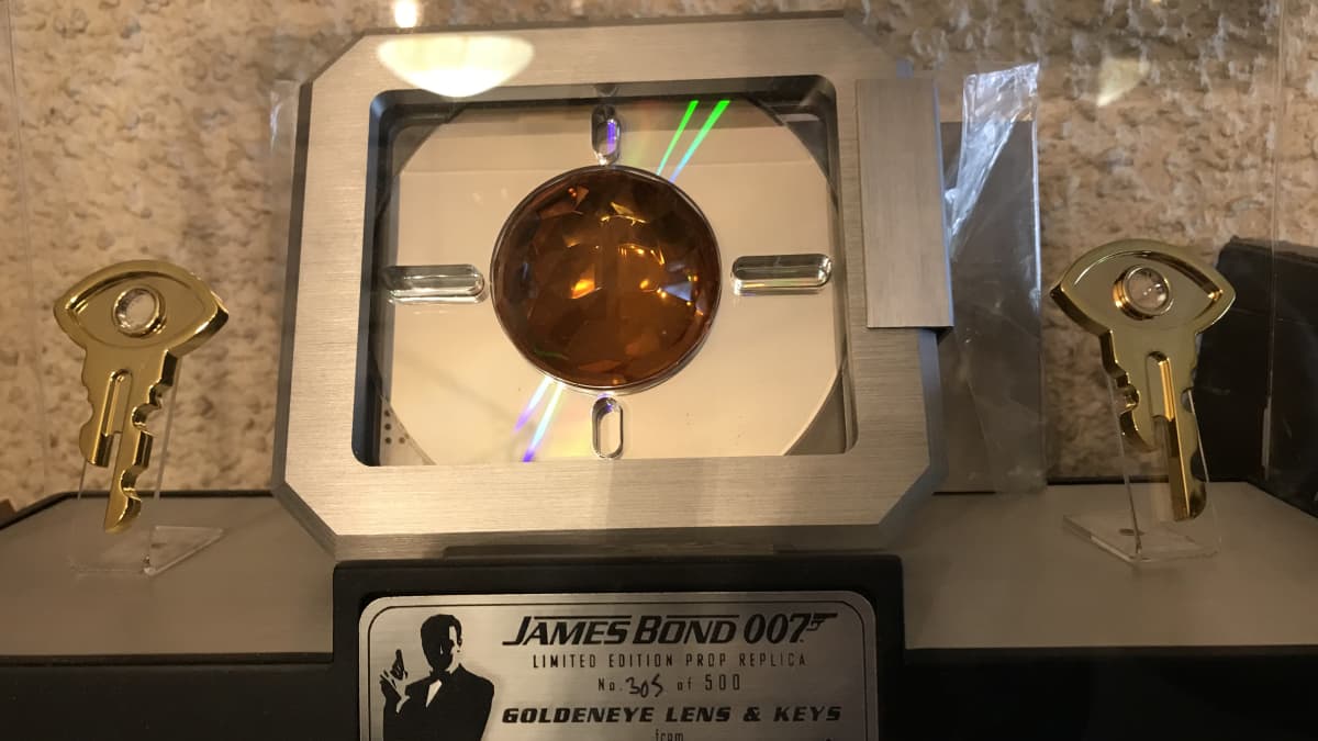 Kultainen silmä -keräilyesine saman nimisestä James Bond -elokuvasta, osa Juha Rönkön kokoelmaa.