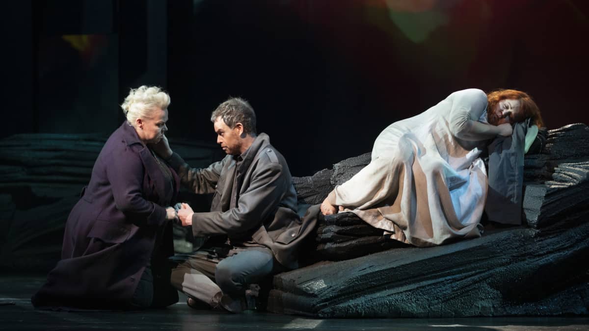 Brünnhilde (Johanna Rusanen) ja Siegmund (Joachim Bäckström) katsovat toisiaan Valkyyria-oopperan lavastekivetyksen päällä. Sieglinde (Miina-Liisa Värelä) nukkuu heidän lähellään.