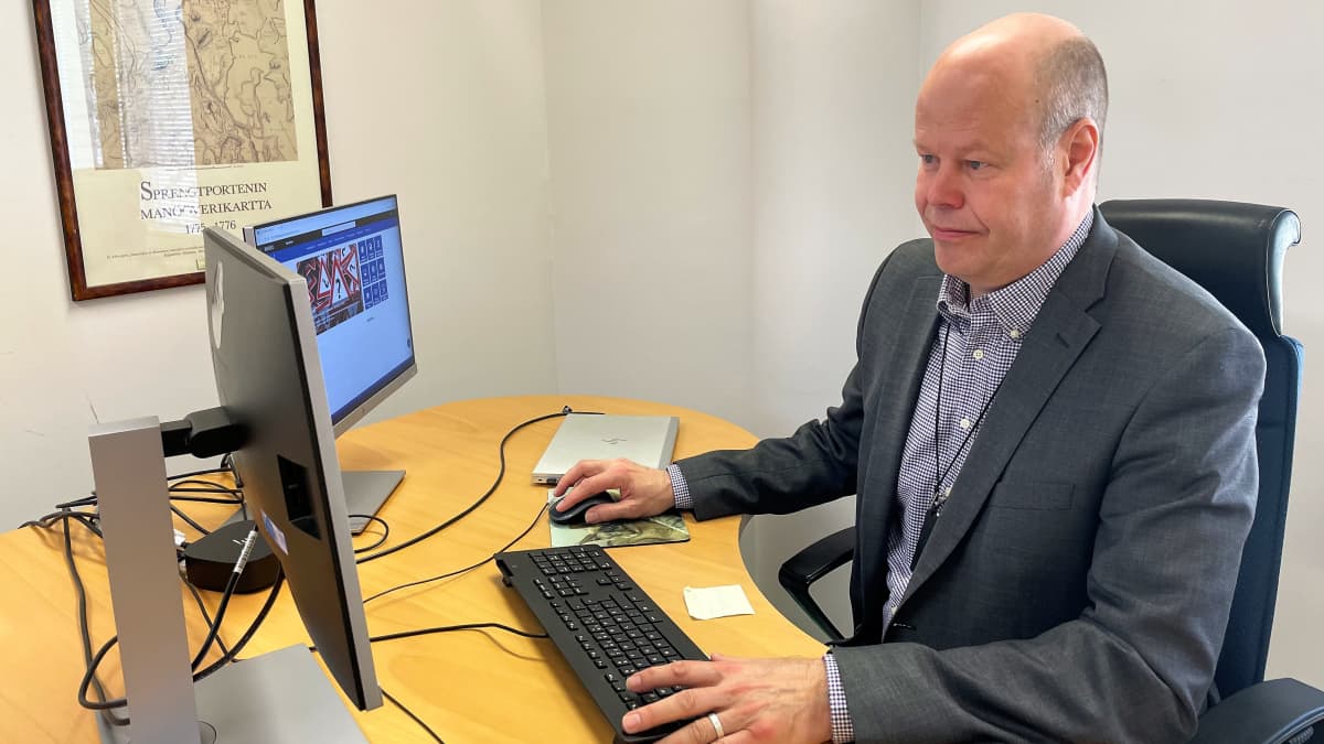 Mikkelin kaupungin henkilöstöjohtaja Petri Saarela istuu työhuoneessaan tietokoneen ääressä.