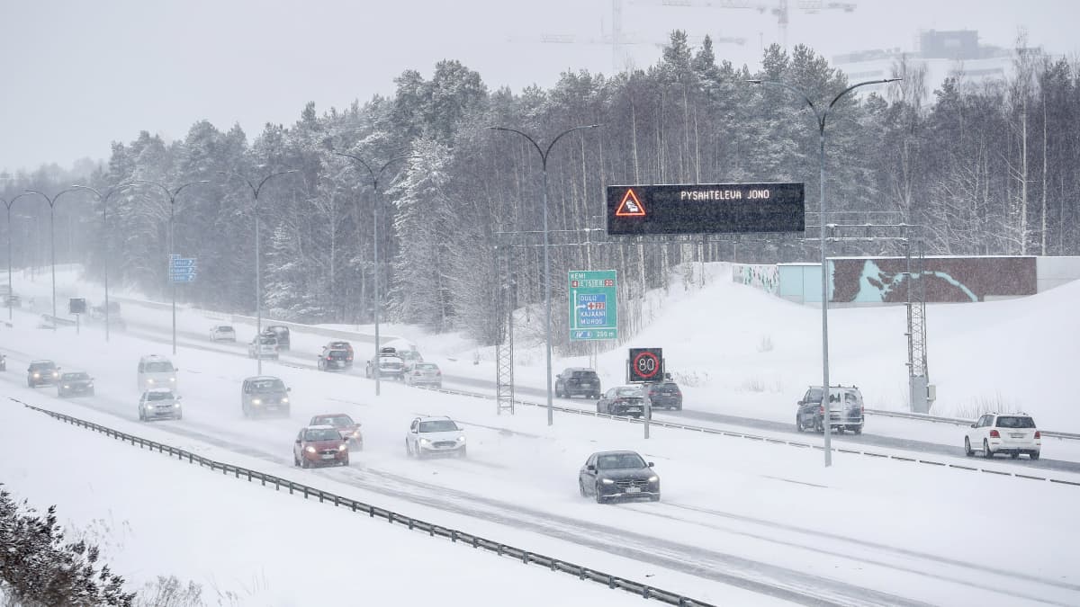 Lumisateet lupaavat erittäin huonoa ajokeliä Etelä- ja Keski-Suomeen  maanantaina, pohjoisessa sää pysyy selkeänä alkuviikon