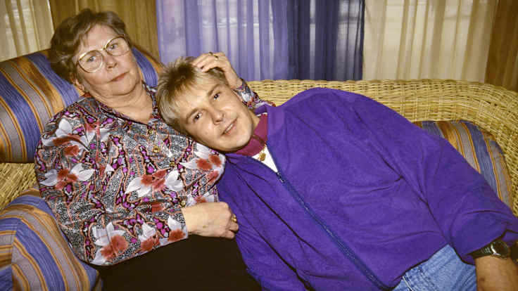 Matti Nykänen ja hänen äitinsä Vieno Nykänen istuvat sohvalla.