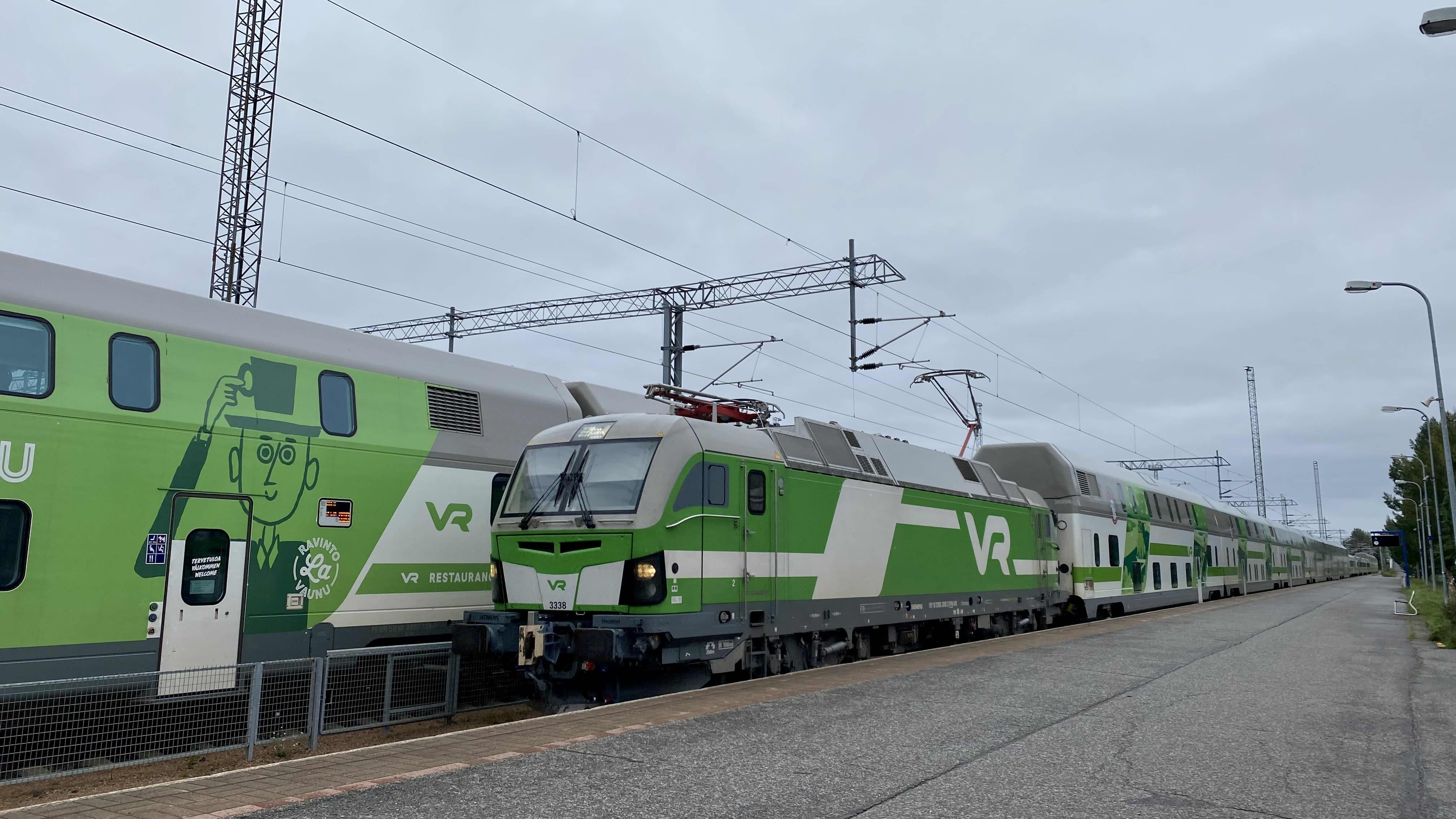 Juna saapuu Rovaniemen rautatieasemalle.