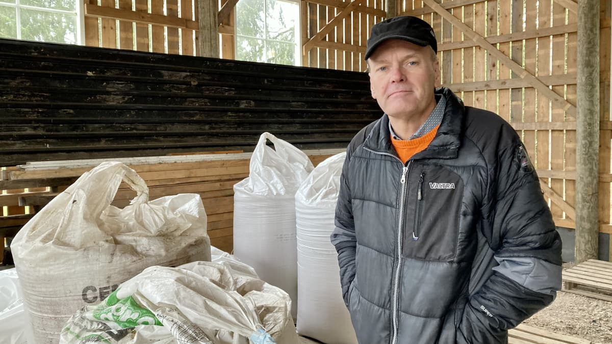 Nurmijärveläinen maanviljelijä Kallepekka Toivonen varastossaan, jossa on lannoitteita.