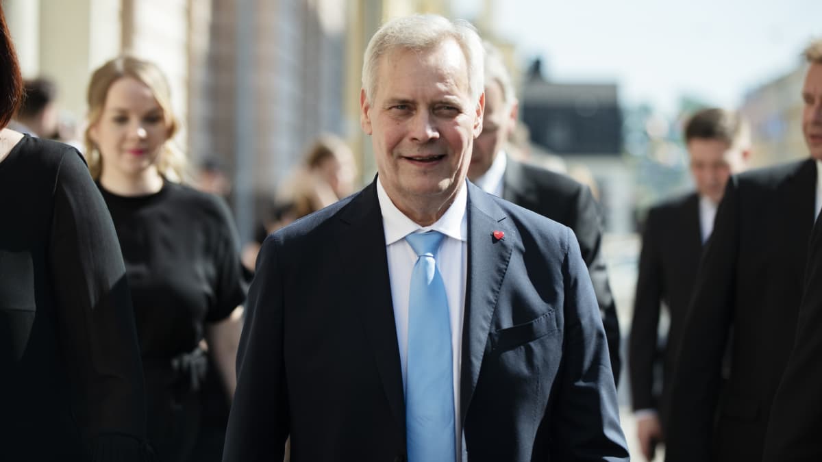 Antti Rinne kävelemässä Presidentinlinnasta Säätytalolle.