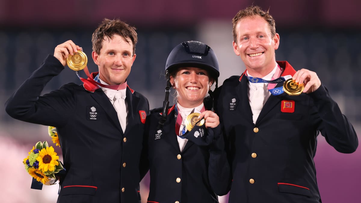 Laura Collett, Tom McEwen ja Oliver Townend juhlivat olympiakultaa.