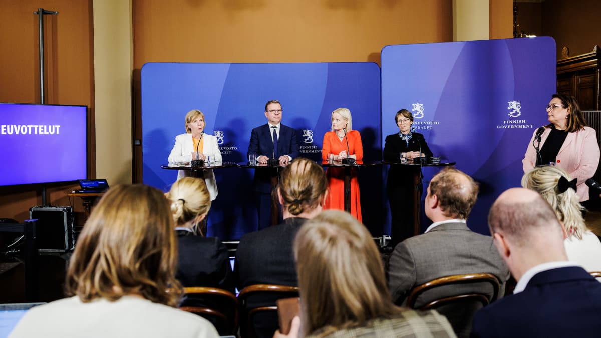 Anna-Maja Henriksson, Petteri Orpo, Riikka Purra ja Sari Essayah pitivät tiedotustilaisuuden Säätytalolla illalla.