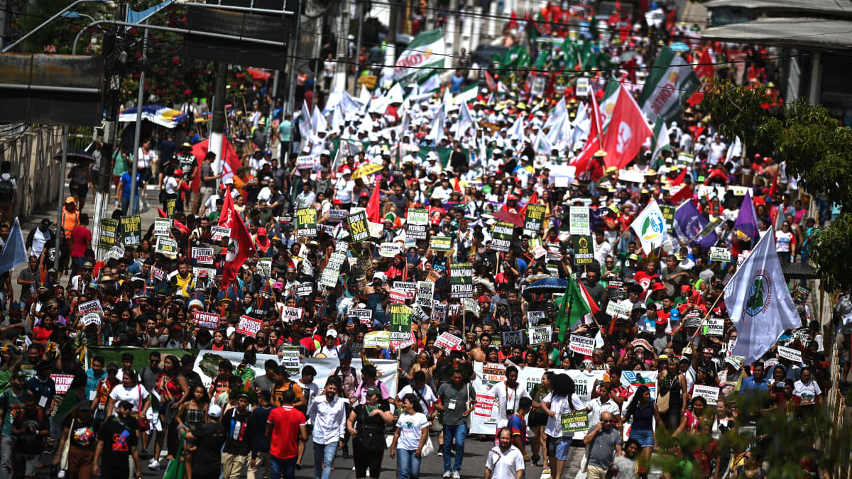 Manifestação de povos indígenas e organizações não governamentais em Belém na terça-feira.