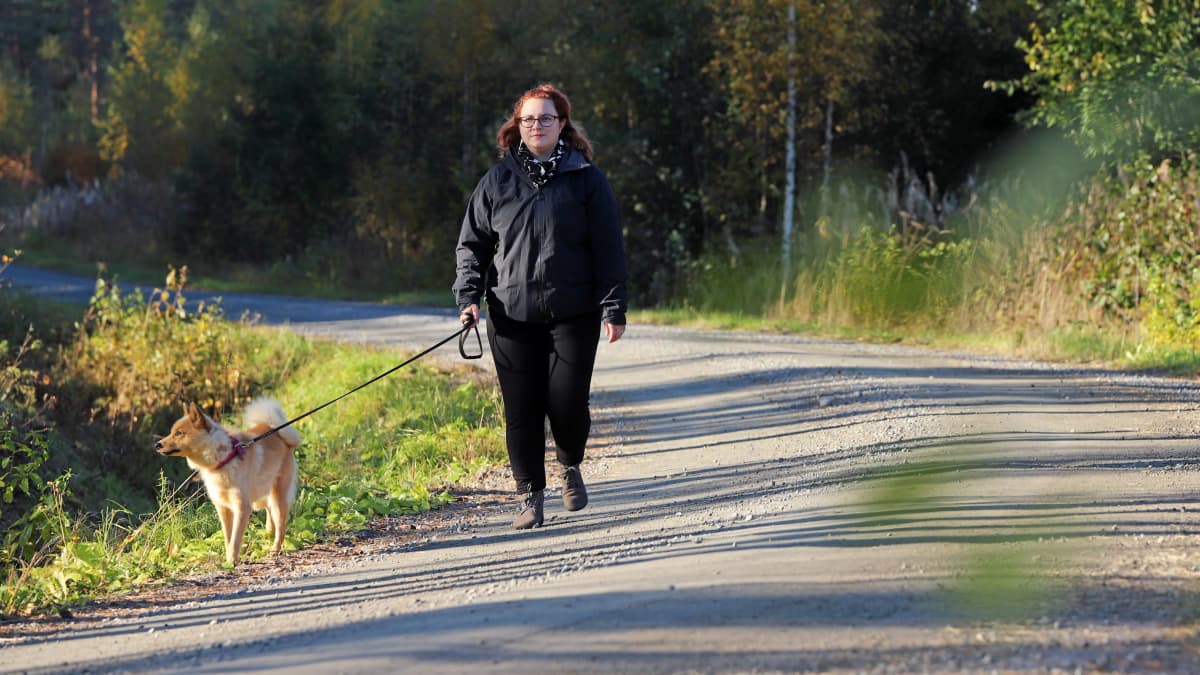 Jenni Luukkonen ulkoiluttaa koiraa.