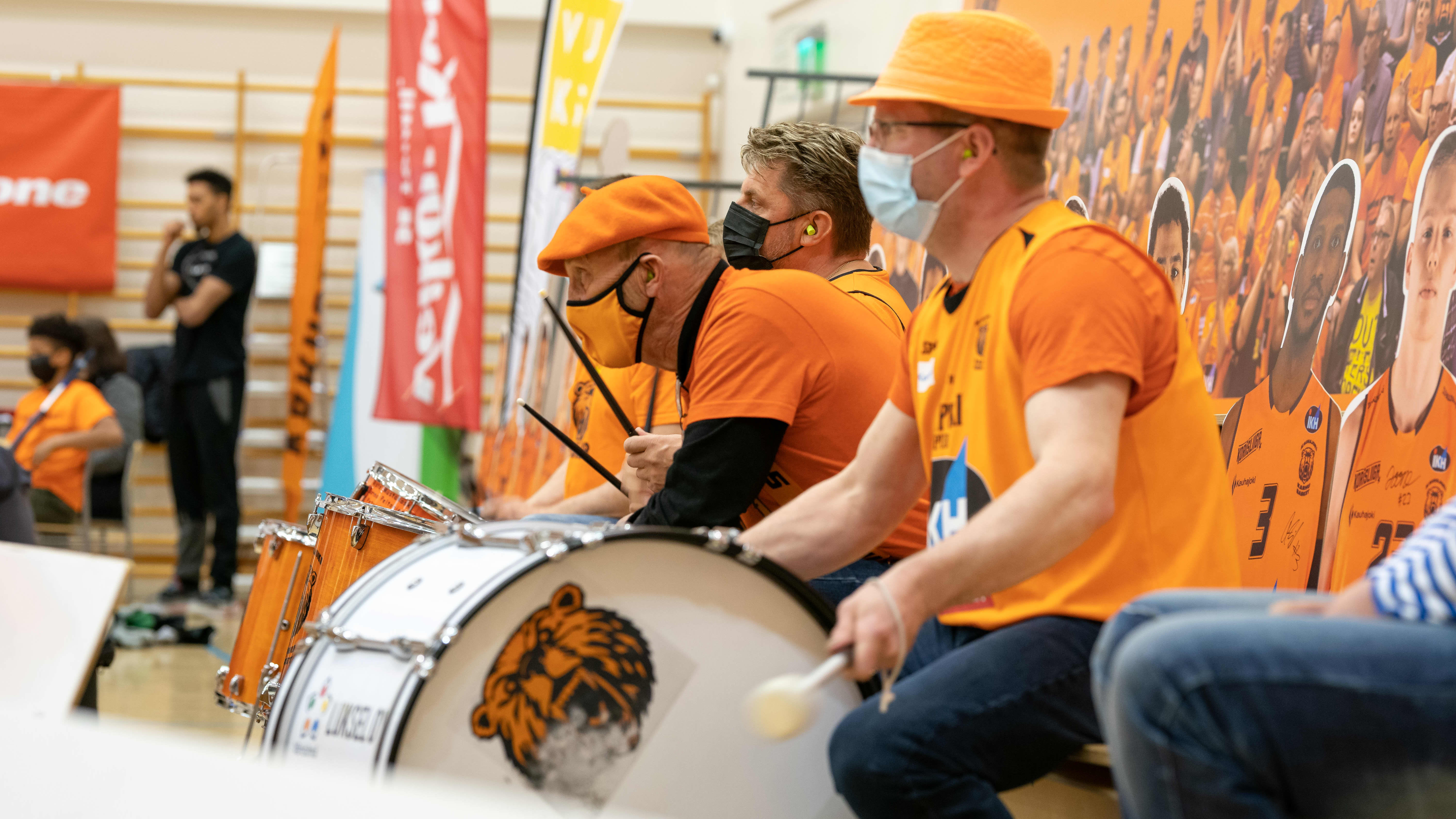 Karhu Basketin oranssiin pukeutuneet kannattajat soittavat rumpuja Korisliigan finaaleissa 2021.