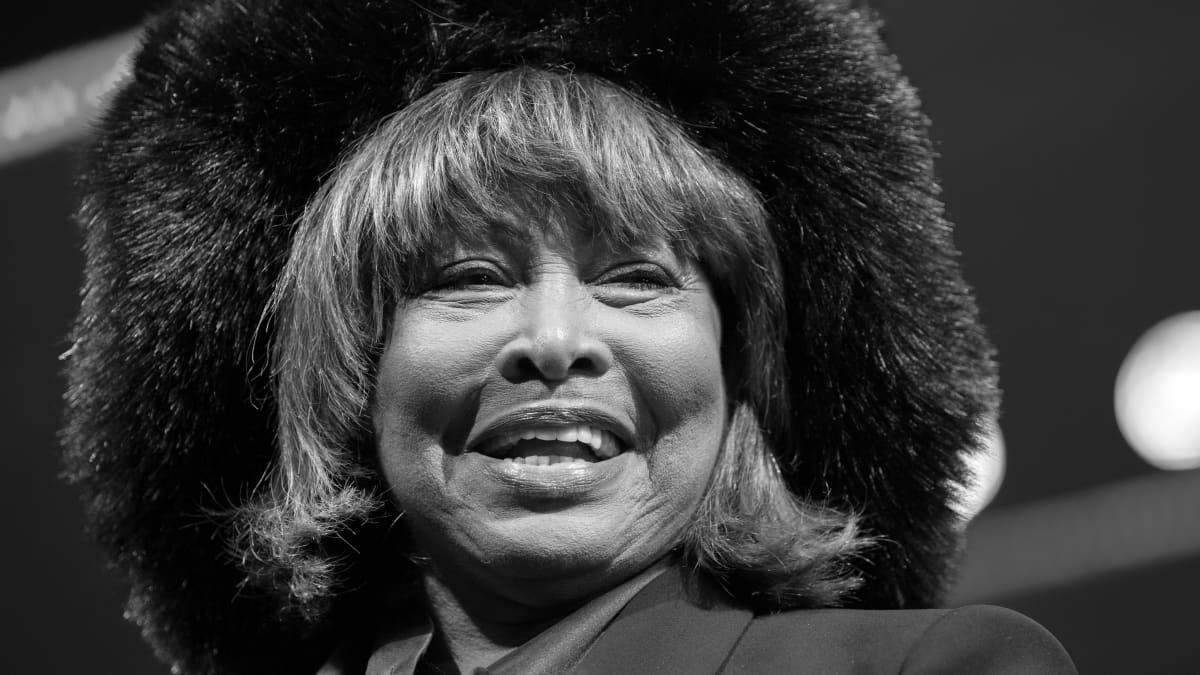 Musiikkilegenda Tina Turnerin kuolema koskettaa laajasti maailmalla –  Valkoinen talo: ”Valtava menetys musiikkiteollisuudelle”