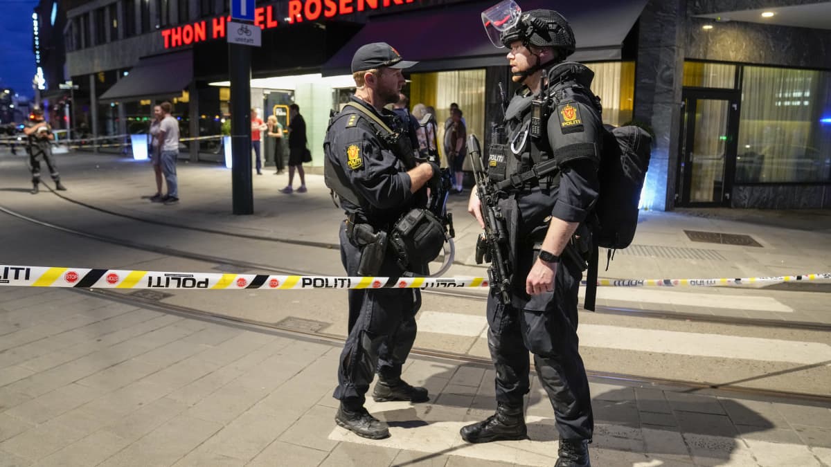 Poliiseja vartioimassa Oslon kadulla.