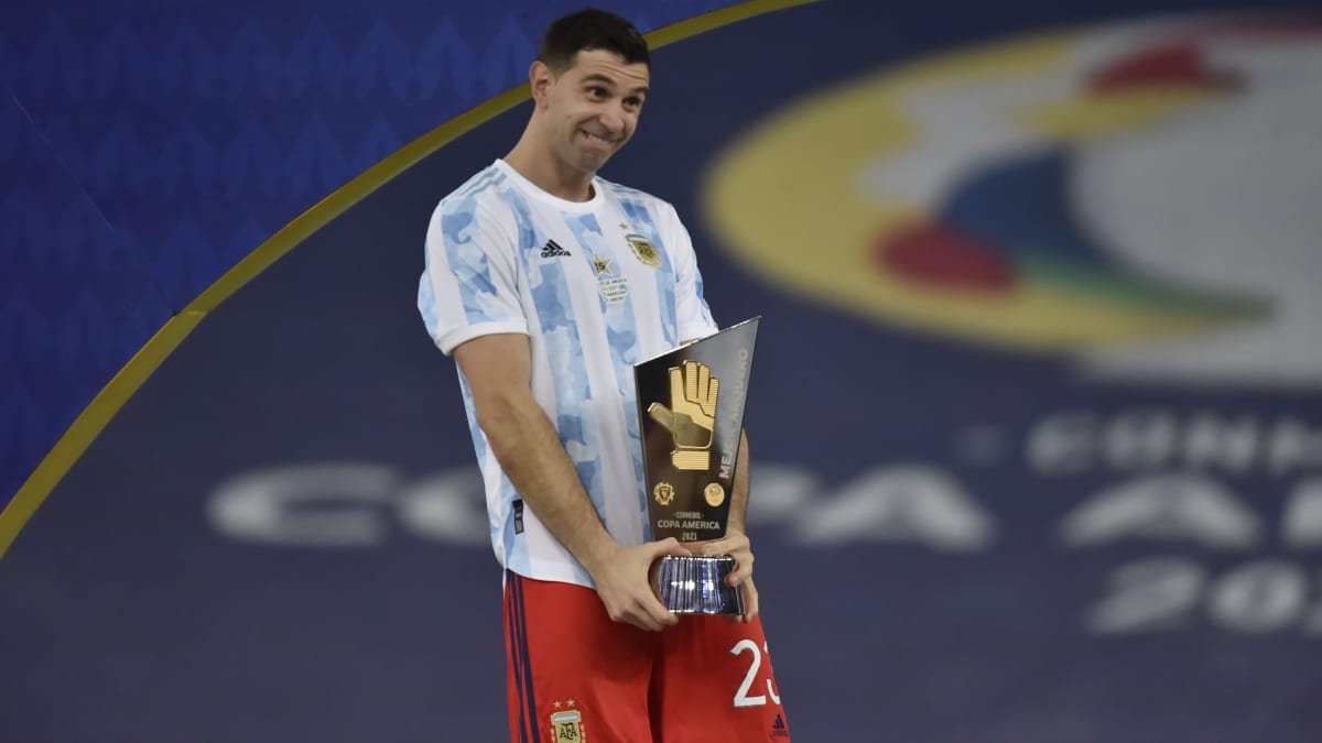 Emiliano Martinez juhlii Copa American voittoa 2021.