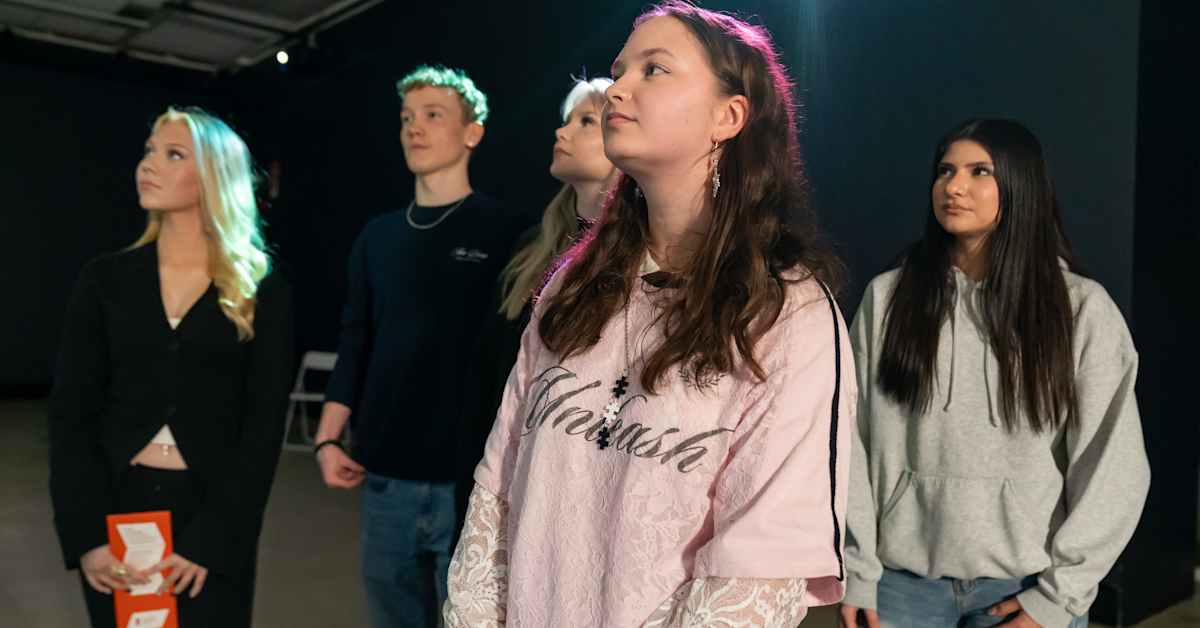 Lukio-opiskelijoiden toivo synkässä näyttelyssä – Kulttuuri