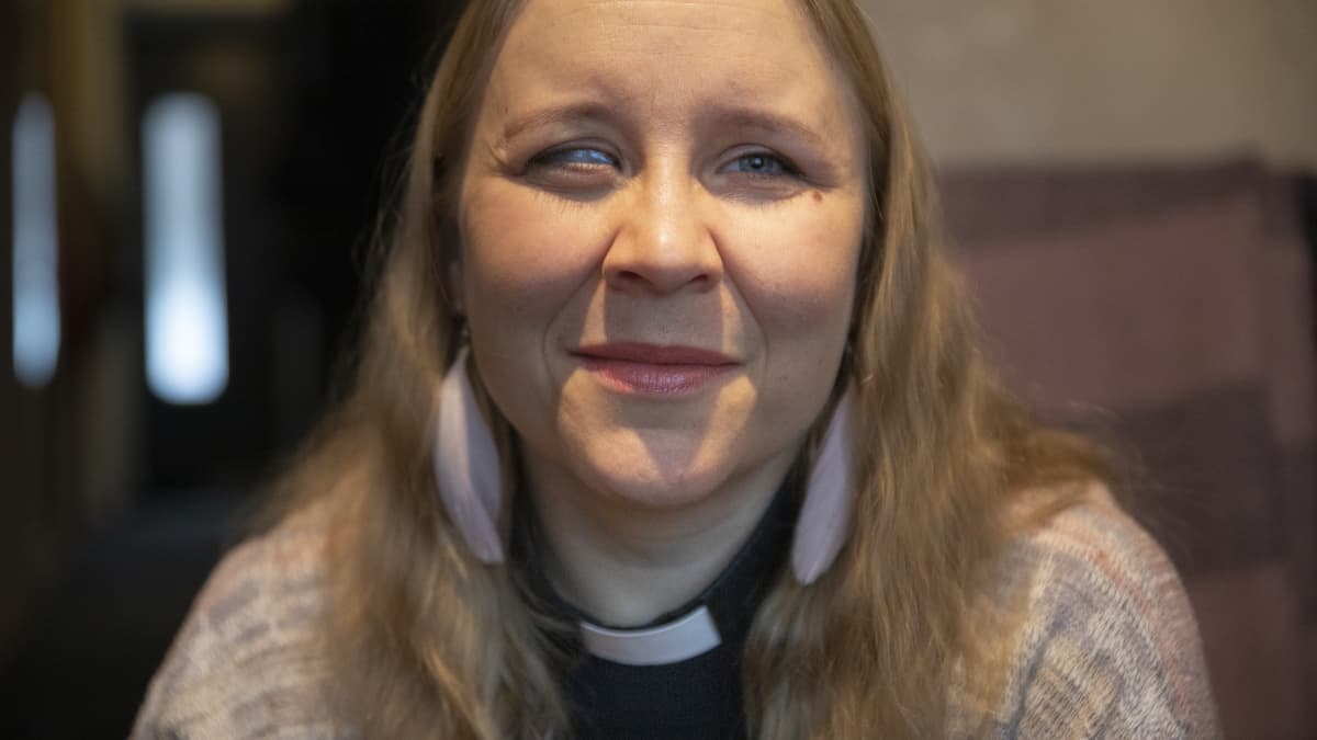 Hannele Juutinen istuu olohuoneessaan