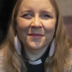 Hannele Juutinen istuu olohuoneessaan