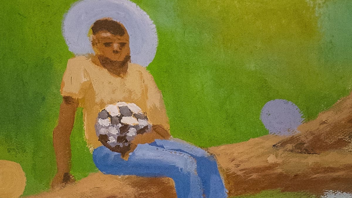 Yksityiskohta Samuli Heimosen taidemaalauksesta: Jalkapalloa pitelevä poika istuu puun oksalla