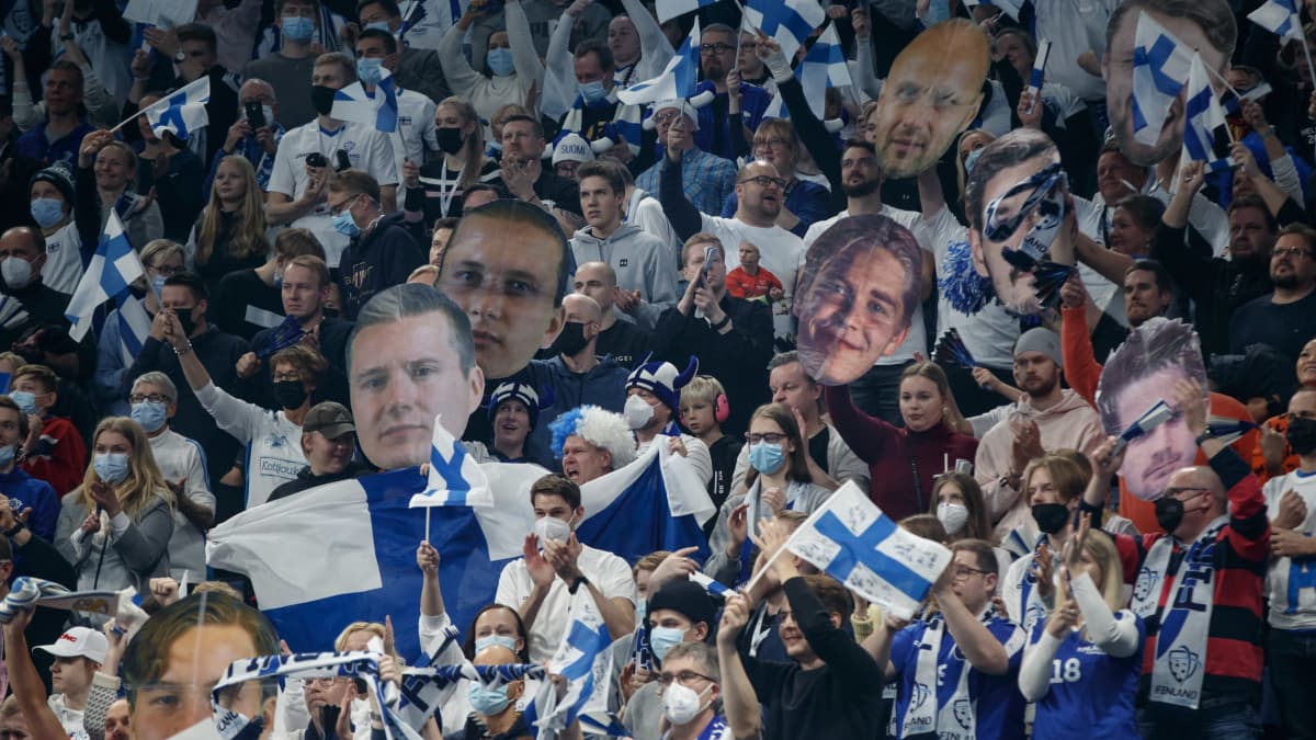 Suomalaisfaneja salibandyn MM-kisoissa 2021 Helsingissä.
