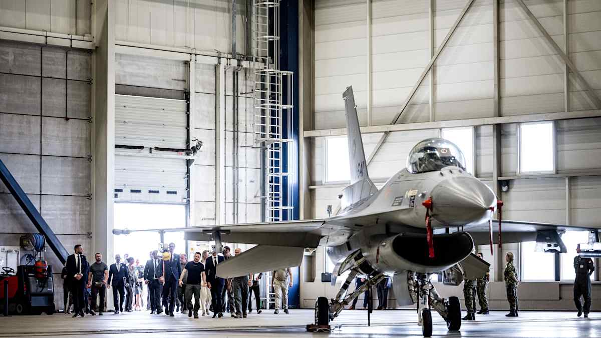 Ukrainan presidentti Volodymyr Zelenskyi tutustumassa F-16-hävittäjiin  Eindhovenin lentotukikohdassa Hollannissa sunnuntaina, 20.8.2023.