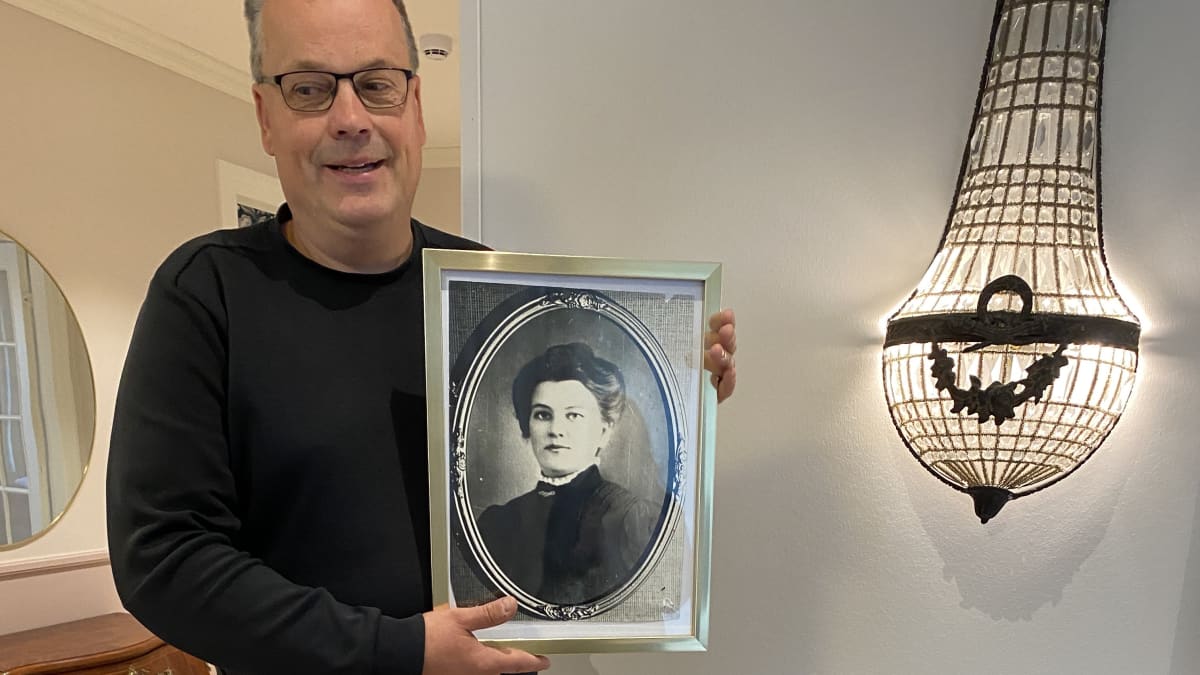 Pollarin talon entisöittänyt yrittäjä Petri Pihlajaniemi esittelee Mandi Pollarin valokuvaa.