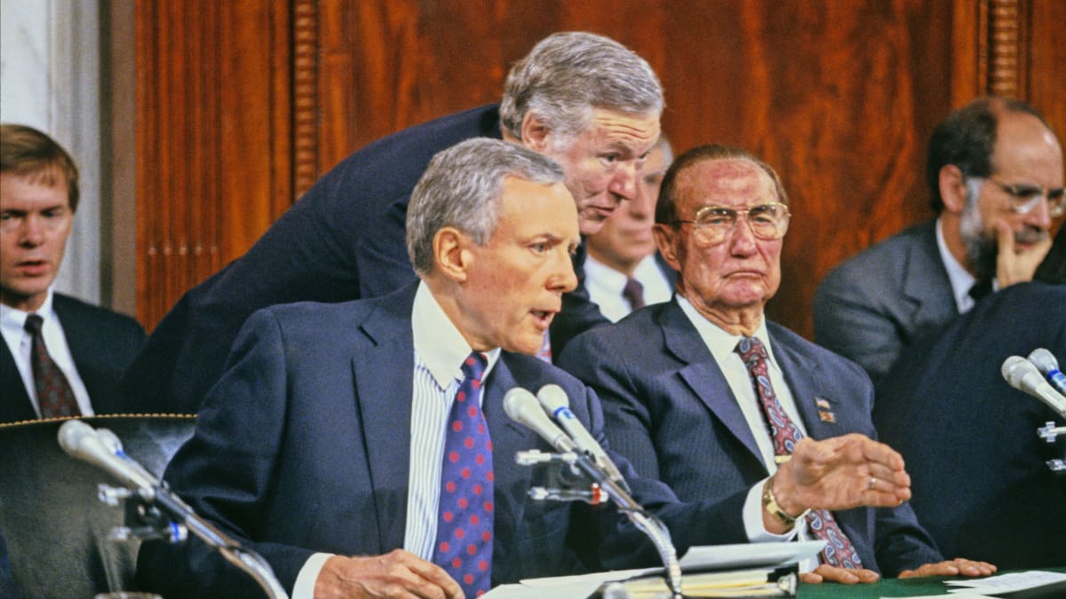 Senaattorit kuulustelevat professori Anita Hilliä. Keskellä istuu senaattori Orrin Hatch ja oikealla puolella istuu senaattori Strom Thurmond.