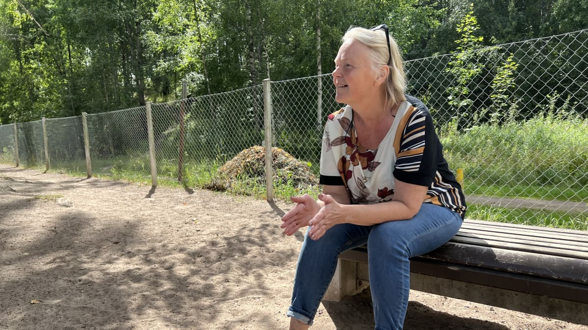 Kuusankoskelainen Mervi Peltola kutsuu koiraansa koirapuistossa Kouvolan Marjoniemessä.