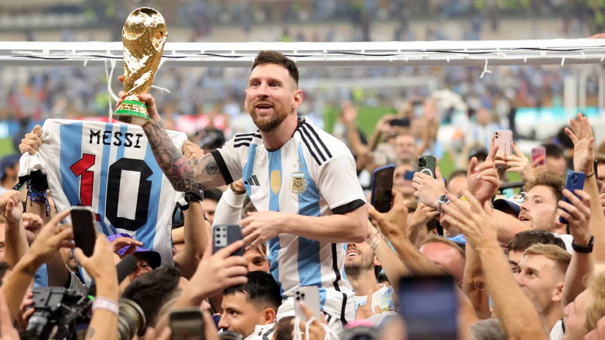 Lionel Messi mestaruuspystin kanssa väkijoukossa.