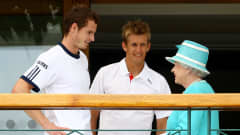 Andy Murray (vas.) ja Jarkko Nieminen tapasivat kuningatar Elisabetin Wimbledonissa 2010.
