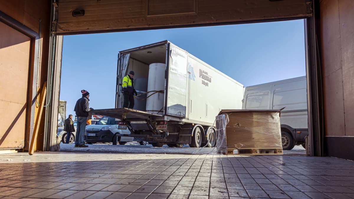Euran Panelian kylästä kerättiin kaksi kuorma-autollista avustuspaketteja Ukrainaan 2.3.2022. Halli on tyhjä ja kuorma-autot ovat valmiina lähtemään.