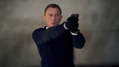 James Bond (Daniel Craig) tähtää aseellaan.