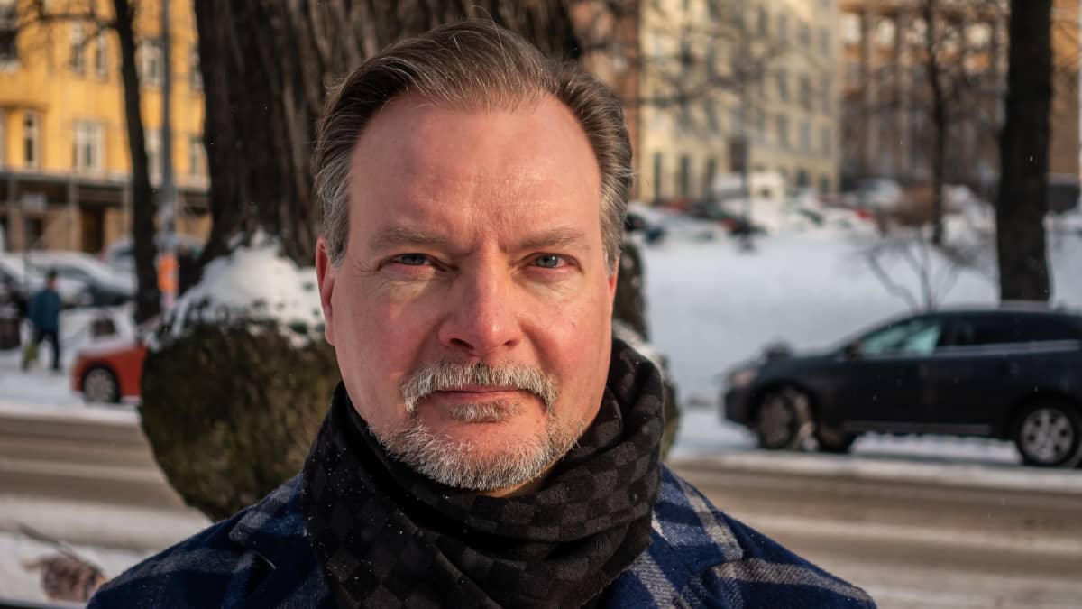 Viestinnän professori Pekka Isotalus Karhupuistossa Helsingissä 29.1.2021.