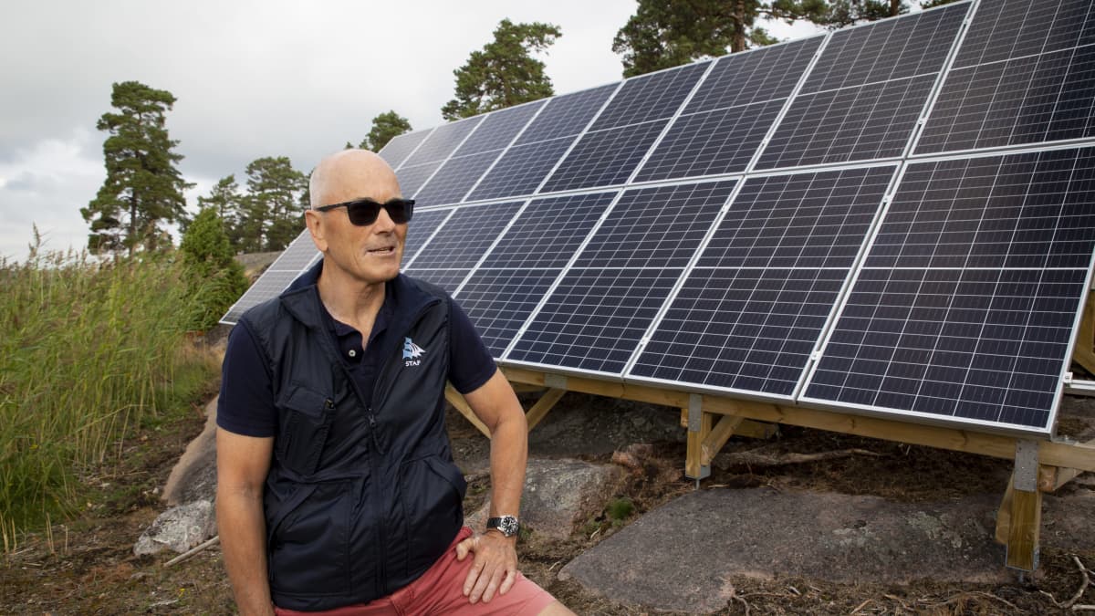 Entistä useampi suomalainen tekee rahaa täysin uudella tavalla –  aurinkopaneelien kysyntä on räjähtänyt niin, ettei tuotanto pysy enää  perässä