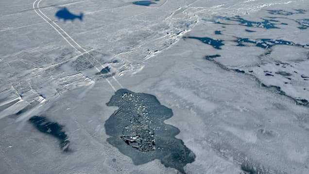Bilspår leder ner i en vak.