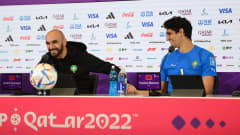 Marokon päävalmentaja Walid Regragui ja maalivahti Yassine Bounou lehdistötilaisuudessa Portugali-voiton jälkeen.