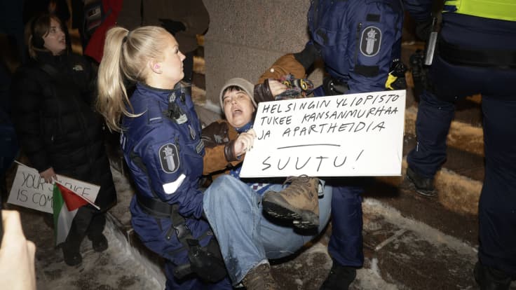 Poliisi poisti mielenosoittajan Helsingin yliopiston päärakennuksesta 29. marraskuuta 2023.