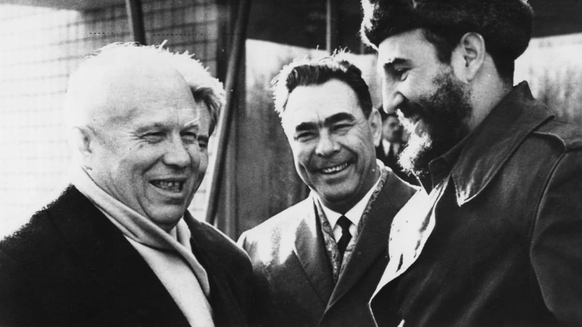 Naureskelevat Hrustsov, Breznev ja Fidel Castro mustavalkoisessa kuvassa. 