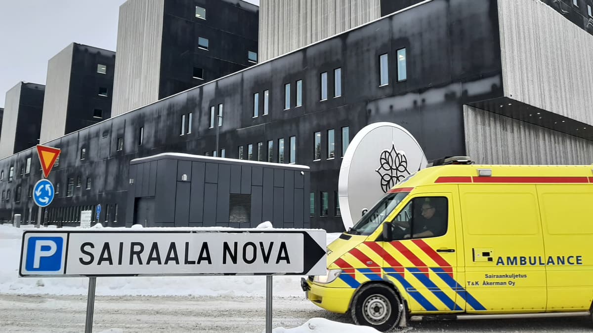 Ambulanssi ajaa uuden Keski-Suomen keskussairaalan edustalla.