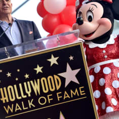 Disneyn toimitusjohtaja Bob Iger ja Minni Hiiri -asussa oleva henkilö Hollwood Walk of Famella.